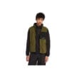 En modell bär Timberland Outdoor Archive Vest fleeceväst (herr) i färgen olive