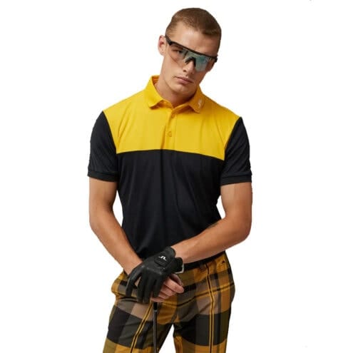 En skön och snygg J.Lindeberg Jeff Golf Polo Pikétröja (herr) på en modell framifrån