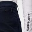 Närbild av logga på J.Lindeberg Pia Pant golfbyxor (dam)