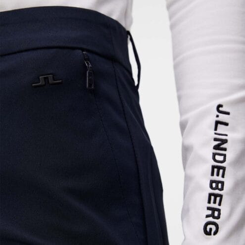 Närbild av logga på J.Lindeberg Pia Pant golfbyxor (dam)