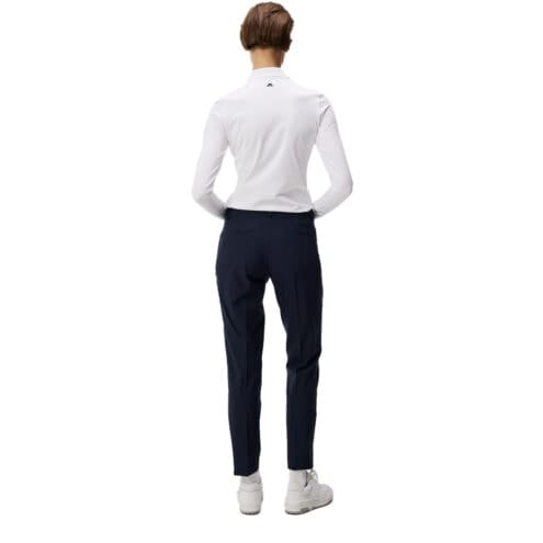 Baksida av J.Lindeberg Pia Pant golfbyxor (dam) på en modell