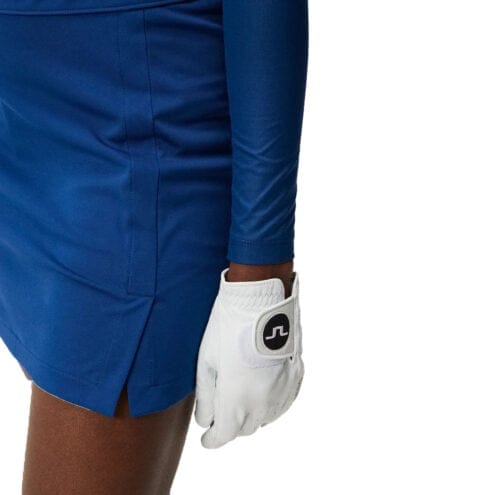Praktisk slits på J.Lindeberg Amelie Mid Skirt golfkjol (dam)