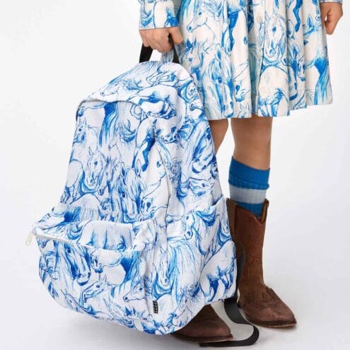 Ett barn som håller i En snygg och praktisk Molo Mio Backpack dagsryggsäck (barn/junior)