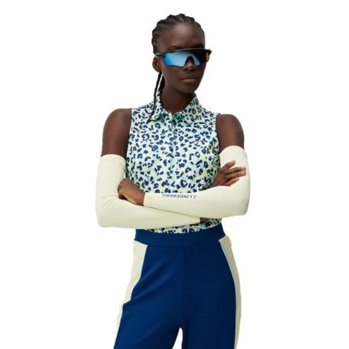 En snygg och praktisk J.Lindeberg Dena Print Sleeveless Top (dam) på en modell
