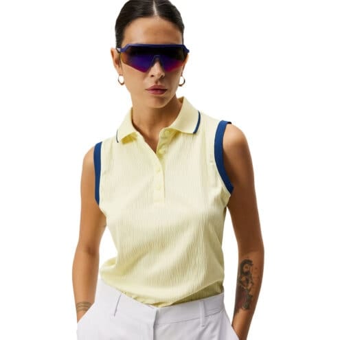 Snygg J.Lindeberg Lila Sleeveless Top pikéväst (dam) på en modell