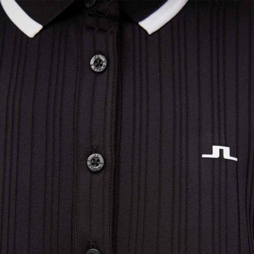 Närbild på knäppning och logga på J.Lindeberg Moira Polo retro pikétröja (dam)