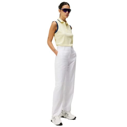 En modell bär upp den snygga J.Lindeberg Lila Sleeveless Top pikéväst (dam)