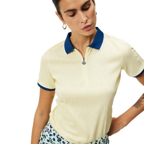 J.Lindeberg Izara Polo piketröja (dam) på en modell