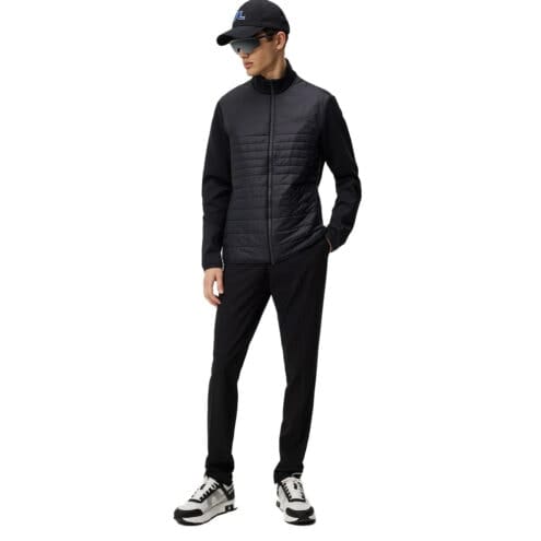En modell bär En snygg och skön J.Lindeberg Martino Quilt Hybrid Jacket (herr)