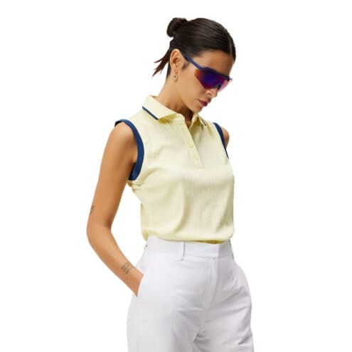 Snygg och skön J.Lindeberg Lila Sleeveless Top pikéväst (dam) på en modell