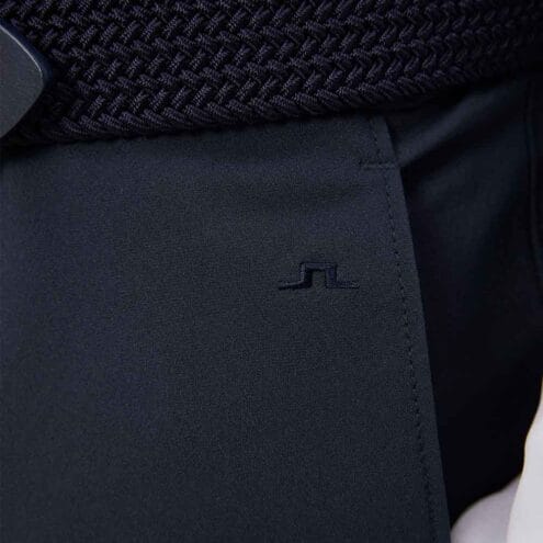 Närbild på logga av J.Lindeberg Somle golfshorts (herr)