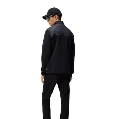 En snygg och skön J.Lindeberg Martino Quilt Hybrid Jacket (herr) på en modell som visar ryggen