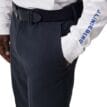 J.Lindeberg Somle golfshorts (herr) på en modell som har handen i fickan