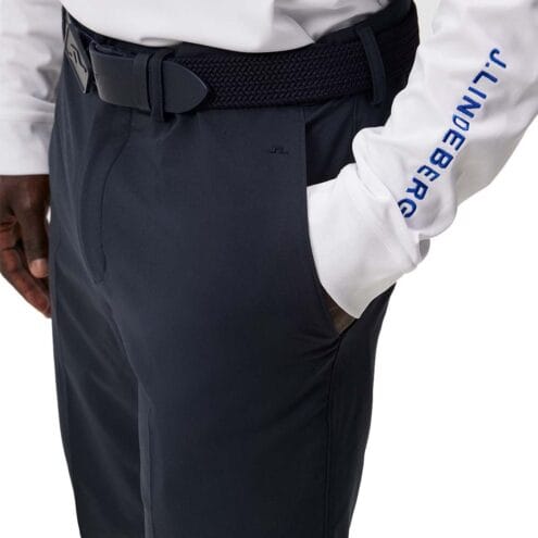 J.Lindeberg Somle golfshorts (herr) på en modell som har handen i fickan