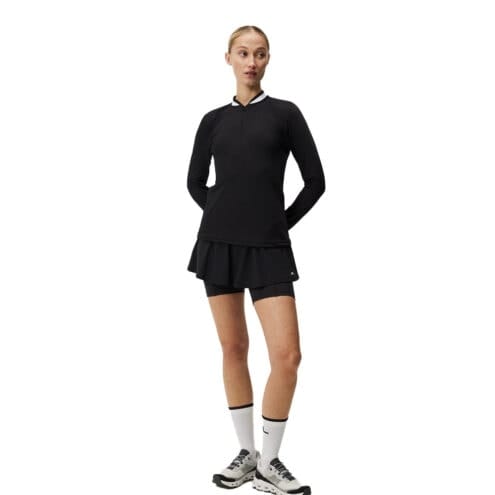 Framsida av J.Lindeberg Leonor Mid Layer (dam) på en modell