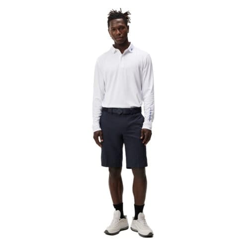 J.Lindeberg Somle golfshorts (herr) på en modell framifrån