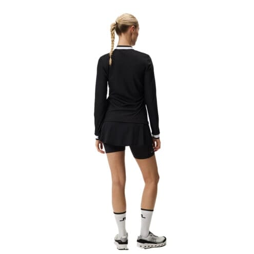 Baksida av J.Lindeberg Leonor Mid Layer (dam) på en modell