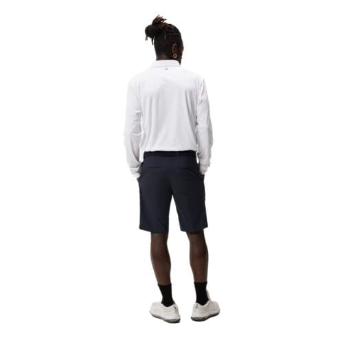 J.Lindeberg Somle golfshorts (herr) på en modell bakifrån