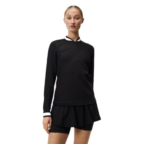 En modell bär J.Lindeberg Leonor Mid Layer (dam) i färgen svart