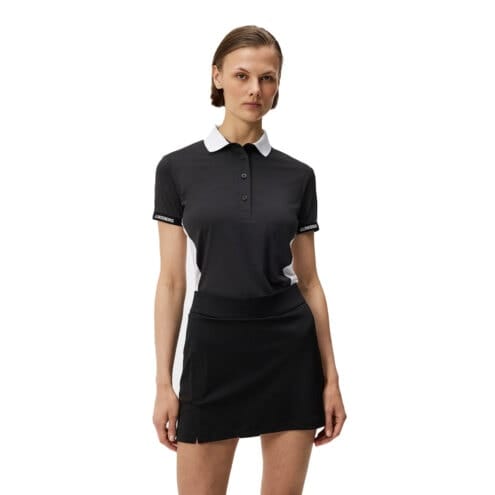 Ventilerande och bekväm J.Lindeberg Makena Polo pikétröja (dam) på en modell