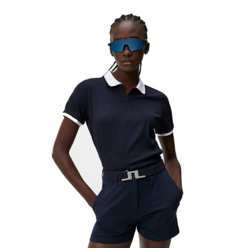 En modell bär den luftiga och sköna J.Lindeberg Izara Polo piketröja (dam)