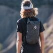 En man som har packat ner Black Diamond Distance FLZ Poles löpning och trekkingstavar (herr) i en ryggsäck