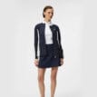 funktionell och bekväm J.Lindeberg Thorine Jacket vindjacka (dam) med en öppen dragkedja på en modell