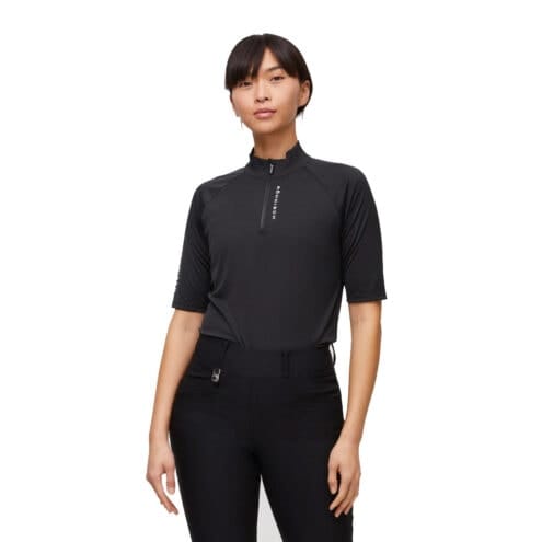 En modell bär Röhnisch ventilerande och snygga Addy Short Sleeve träningströja (dam)