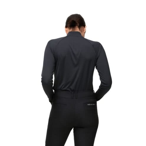 En modell bär Röhnisch Addy Long Sleeve träningströja (dam) och vänder bort ryggen