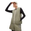 En snygg och praktisk Röhnisch Lake Padded Vest (dam) på en modell