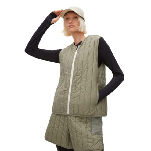 En snygg och praktisk Röhnisch Lake Padded Vest (dam) på en modell