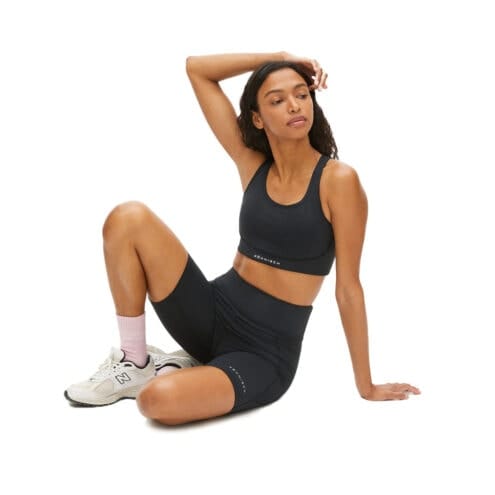 Bekvämt set med bland annat Röhnisch Flattering Sportsbra (dam) på en modell