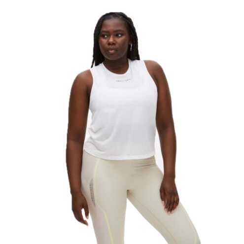 En tunn och skönt ventilerande Röhnisch Kay Tank Top (dam) på en modell