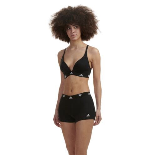 En vadderad och bekväm Adidas Padded Bralette BH (dam) på en modell med matvhande trosor