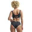 En modell bär Ett par snabbtorkande, bekväma Adidas Bikinitrosa 3-pack (dam)