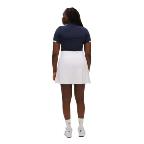 En funtionell Röhnisch Abby Poloshirt pikétröja (dam) på en modell
