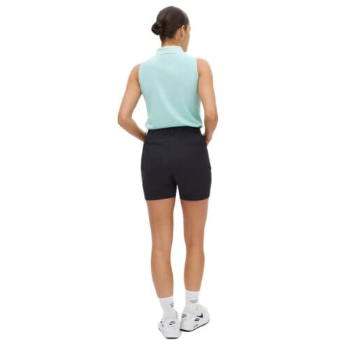 baksida av snygga Röhnisch Lightstretch Shorts träningsshorts (dam) på en modell
