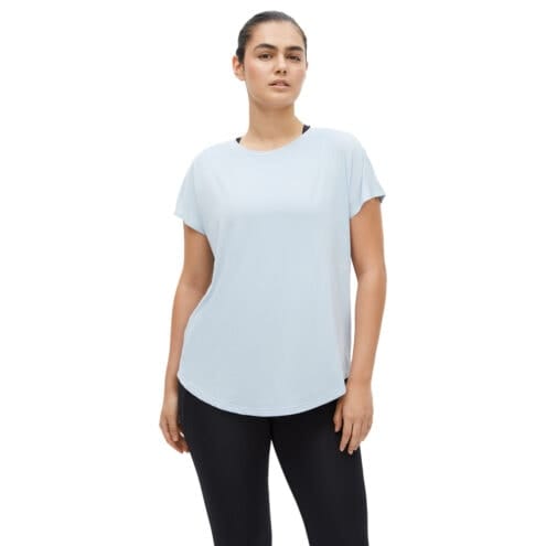 Smidig Röhnisch Eli Loose Tee träningstopp (dam) på en modell
