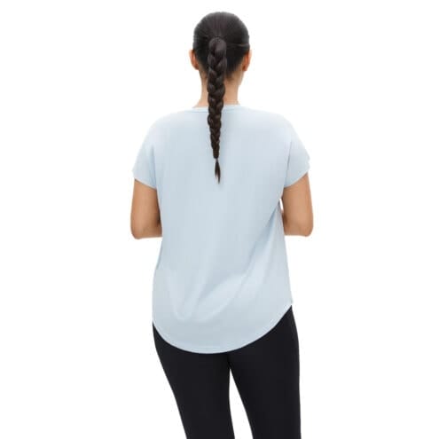 Modell bär en skön Röhnisch Eli Loose Tee träningstopp (dam)