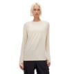 En modell bär Röhnisch Clara Base Long Sleeve träningströja (dam) i ett mjukt material