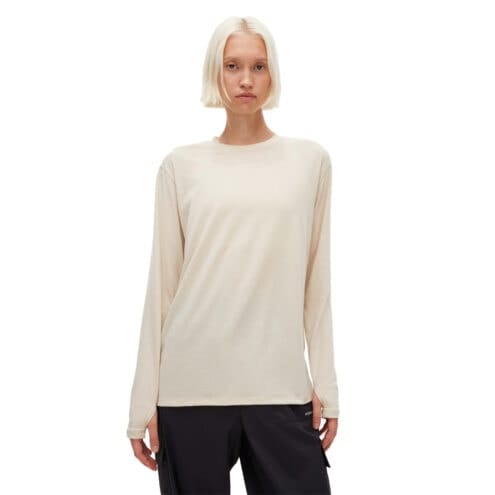 En modell bär Röhnisch Clara Base Long Sleeve träningströja (dam) i ett mjukt material