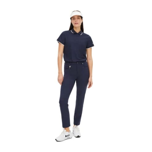 Röhnisch Chie comfort Pants 30 golfbyxor (dam) på en modell
