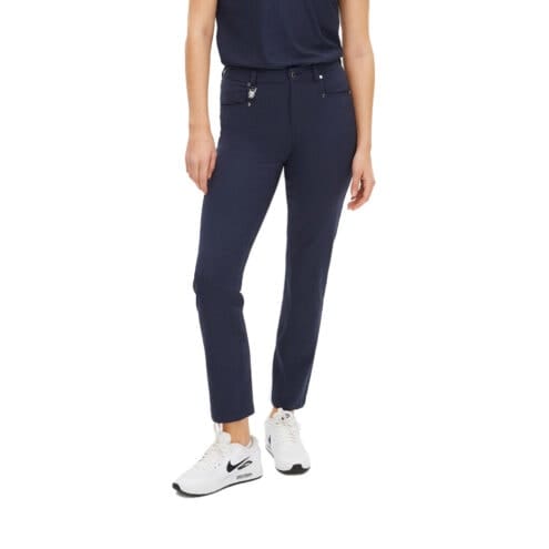 En modell bär Röhnisch Chie comfort Pants 30 golfbyxor (dam)