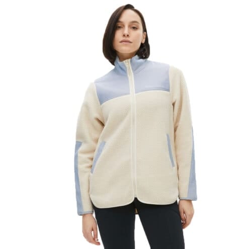 en Vindskyddande och snygg Röhnisch Phoebe Blocked Pile Jacket (dam) på modell