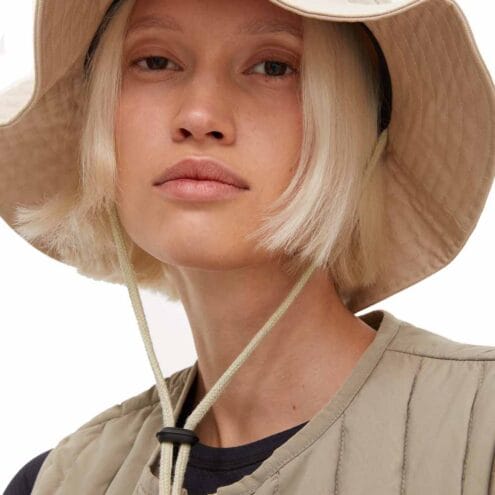 Röhnisch Siri Bucket Hat (dam) på en modell