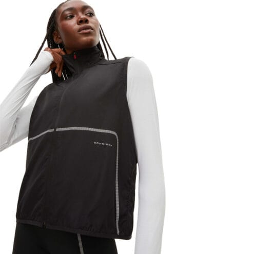 En praktisk och ventilerande Röhnisch Lightweight Running Vest (dam) på modell