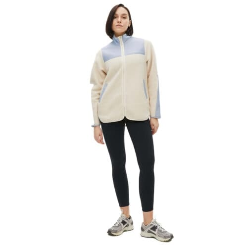 En modell bär en Vindskyddande och snygg Röhnisch Phoebe Blocked Pile Jacket (dam)