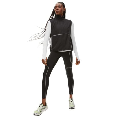 En modell bär En praktisk och ventilerande Röhnisch Lightweight Running Vest (dam)