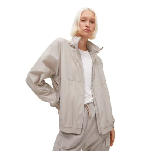 En öppen En vindtät och praktisk Röhnisch Frankie Wind Jacket vindjacka (dam)