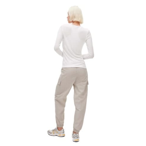 Baksida av ett par Sköna och skyddande Röhnisch Frankie Wind Pants vindbyxor (dam) på en modell